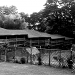 casa-diseño-americano-edificio-de-madera-centro-de-retiros-oscuro