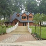 casa-de-madera-frontal-con-gradas