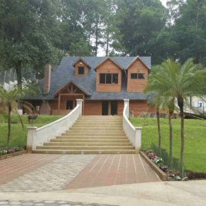 casa-de-madera-frontal-con-gradas