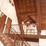 casa-de-madera-interior-escalinata